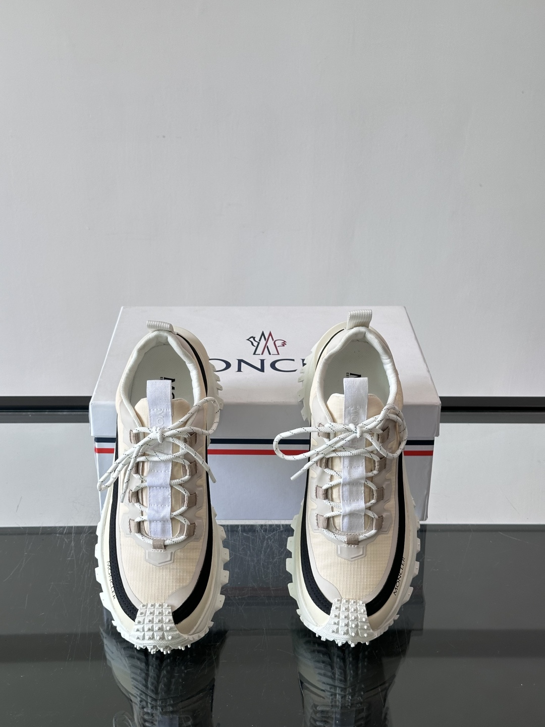 Moncler 蒙口男鞋运动鞋,透气科技布鞋面 + 锯齿纹厚底,鞋身有Moncler logo,鞋底有凸起防滑颗 Moncler 蒙口男鞋运动鞋,透气科技布鞋面 + 锯齿纹厚底,鞋身有Moncler logo,鞋底有凸起防滑颗