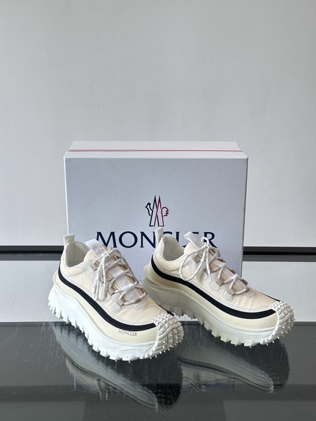 Moncler 蒙口男鞋运动鞋,透气科技布鞋面 + 锯齿纹厚底,鞋身有Moncler logo,鞋底有凸起防滑颗 Moncler 蒙口男鞋运动鞋,透气科技布鞋面 + 锯齿纹厚底,鞋身有Moncler logo,鞋底有凸起防滑颗