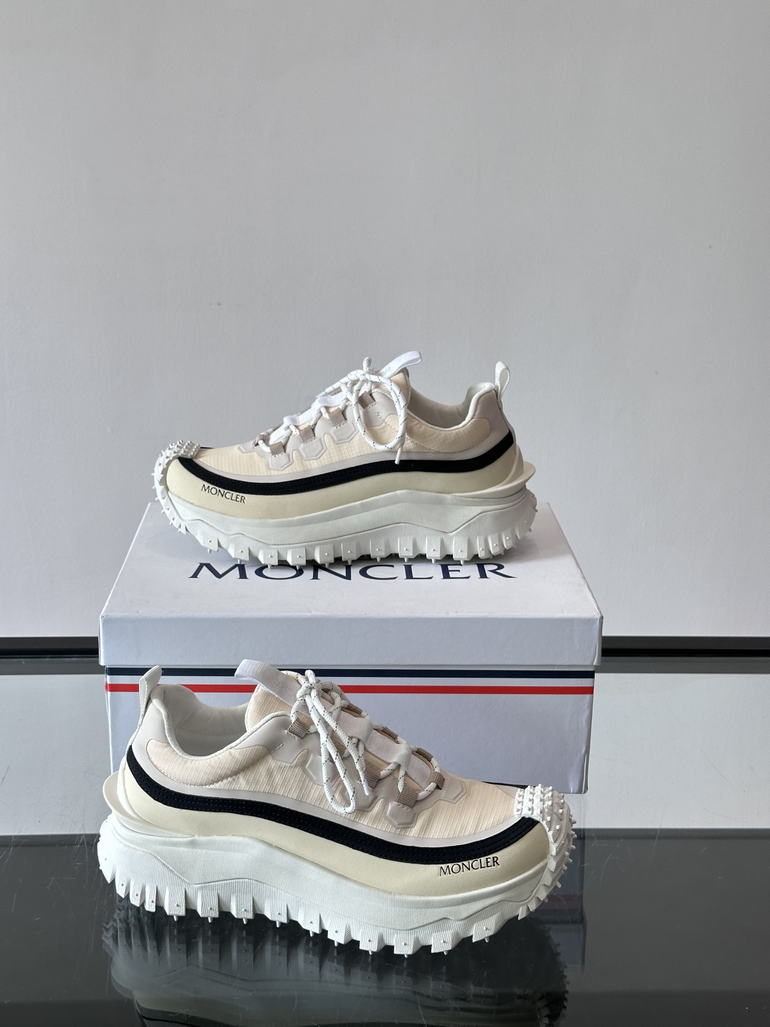 Moncler 蒙口男鞋运动鞋,透气科技布鞋面 + 锯齿纹厚底,鞋身有Moncler logo,鞋底有凸起防滑颗 Moncler 蒙口男鞋运动鞋,透气科技布鞋面 + 锯齿纹厚底,鞋身有Moncler logo,鞋底有凸起防滑颗