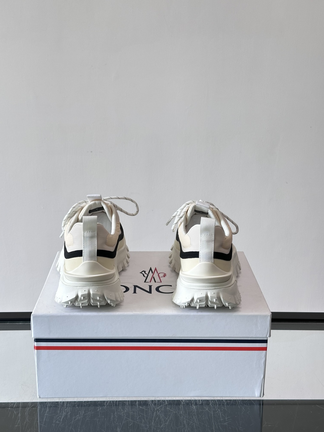 Moncler 蒙口男鞋运动鞋,透气科技布鞋面 + 锯齿纹厚底,鞋身有Moncler logo,鞋底有凸起防滑颗 Moncler 蒙口男鞋运动鞋,透气科技布鞋面 + 锯齿纹厚底,鞋身有Moncler logo,鞋底有凸起防滑颗
