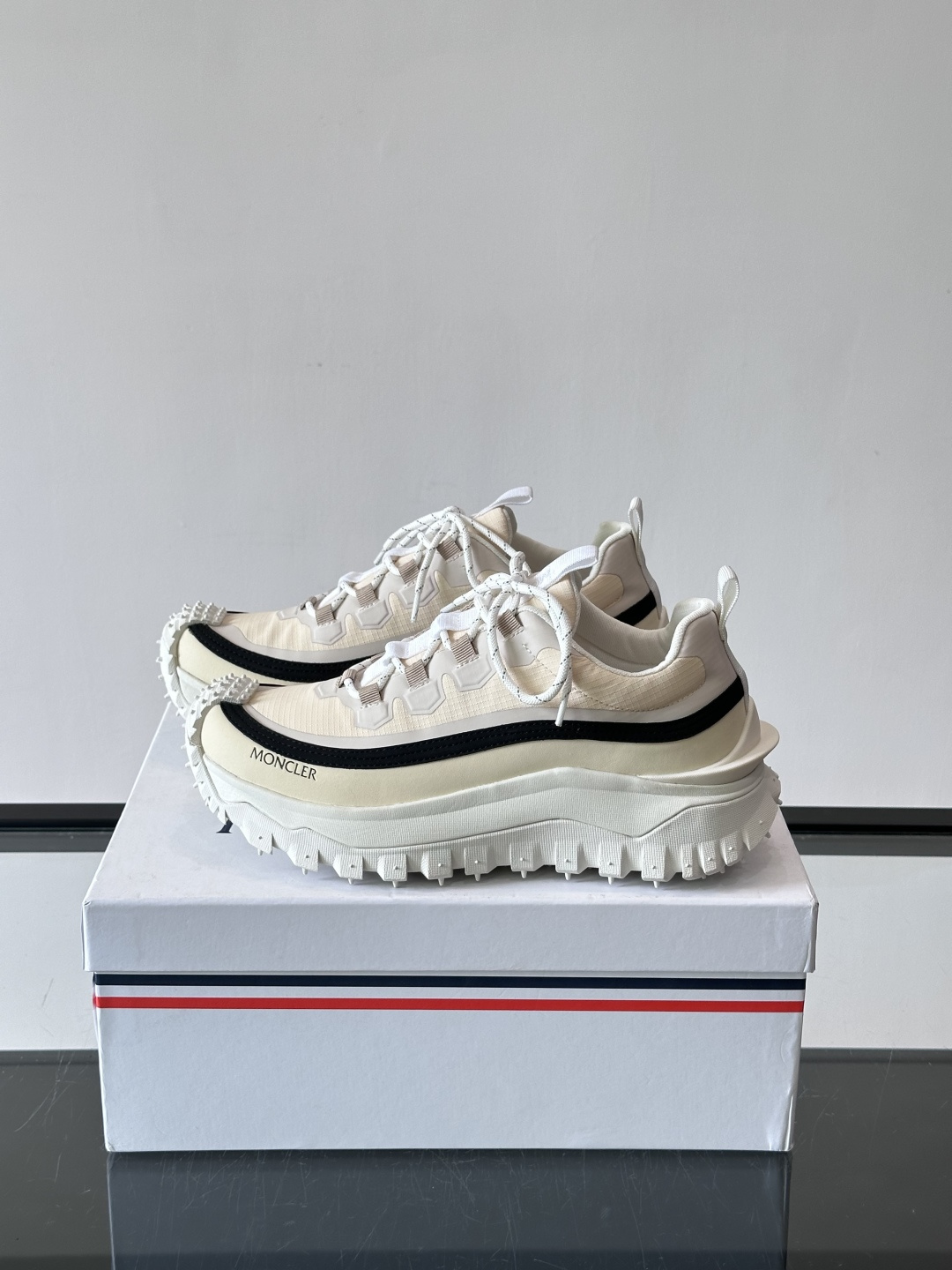 Moncler 蒙口男鞋运动鞋,透气科技布鞋面 + 锯齿纹厚底,鞋身有Moncler logo,鞋底有凸起防滑颗 Moncler 蒙口男鞋运动鞋,透气科技布鞋面 + 锯齿纹厚底,鞋身有Moncler logo,鞋底有凸起防滑颗
