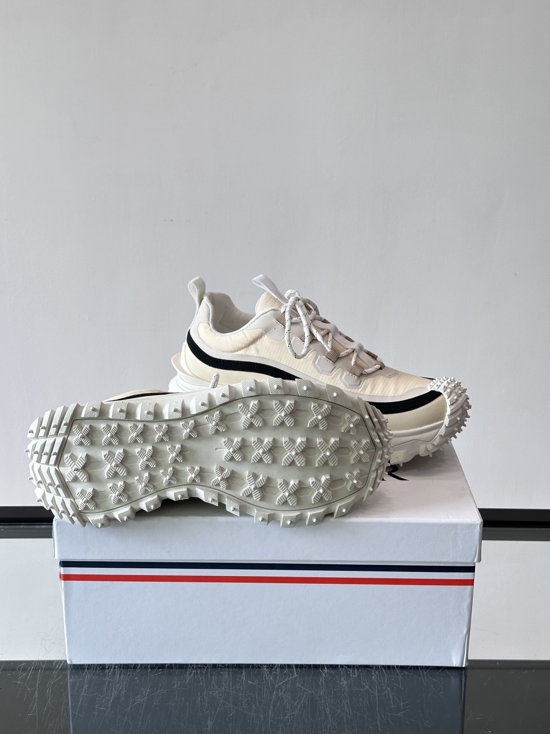 Moncler 蒙口男鞋运动鞋,透气科技布鞋面 + 锯齿纹厚底,鞋身有Moncler logo,鞋底有凸起防滑颗 Moncler 蒙口男鞋运动鞋,透气科技布鞋面 + 锯齿纹厚底,鞋身有Moncler logo,鞋底有凸起防滑颗
