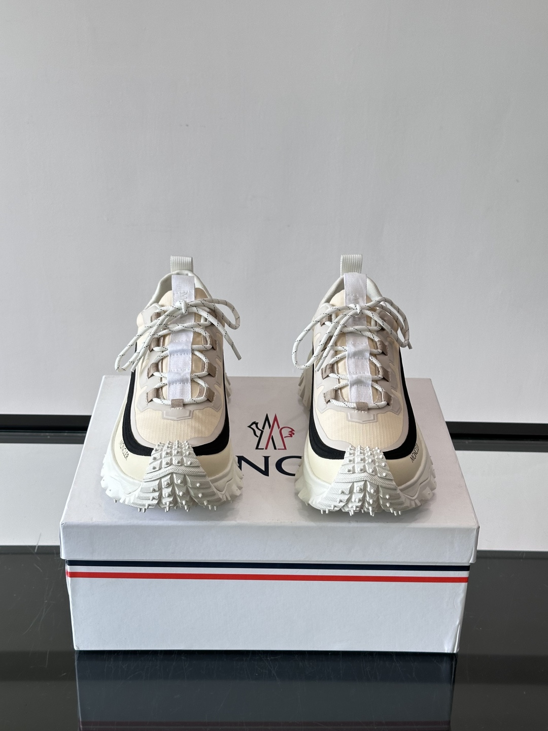 Moncler 蒙口男鞋运动鞋,透气科技布鞋面 + 锯齿纹厚底,鞋身有Moncler logo,鞋底有凸起防滑颗 Moncler 蒙口男鞋运动鞋,透气科技布鞋面 + 锯齿纹厚底,鞋身有Moncler logo,鞋底有凸起防滑颗