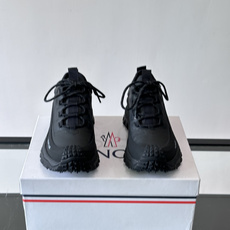 Moncler 蒙口男鞋运动鞋,透气科技布鞋面 + 锯齿纹厚底,鞋身有Moncler logo,鞋底有凸起防滑颗 Moncler 蒙口男鞋运动鞋,透气科技布鞋面 + 锯齿纹厚底,鞋身有Moncler logo,鞋底有凸起防滑颗