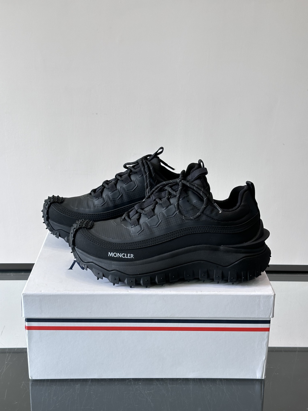 Moncler 蒙口男鞋运动鞋,透气科技布鞋面 + 锯齿纹厚底,鞋身有Moncler logo,鞋底有凸起防滑颗 Moncler 蒙口男鞋运动鞋,透气科技布鞋面 + 锯齿纹厚底,鞋身有Moncler logo,鞋底有凸起防滑颗