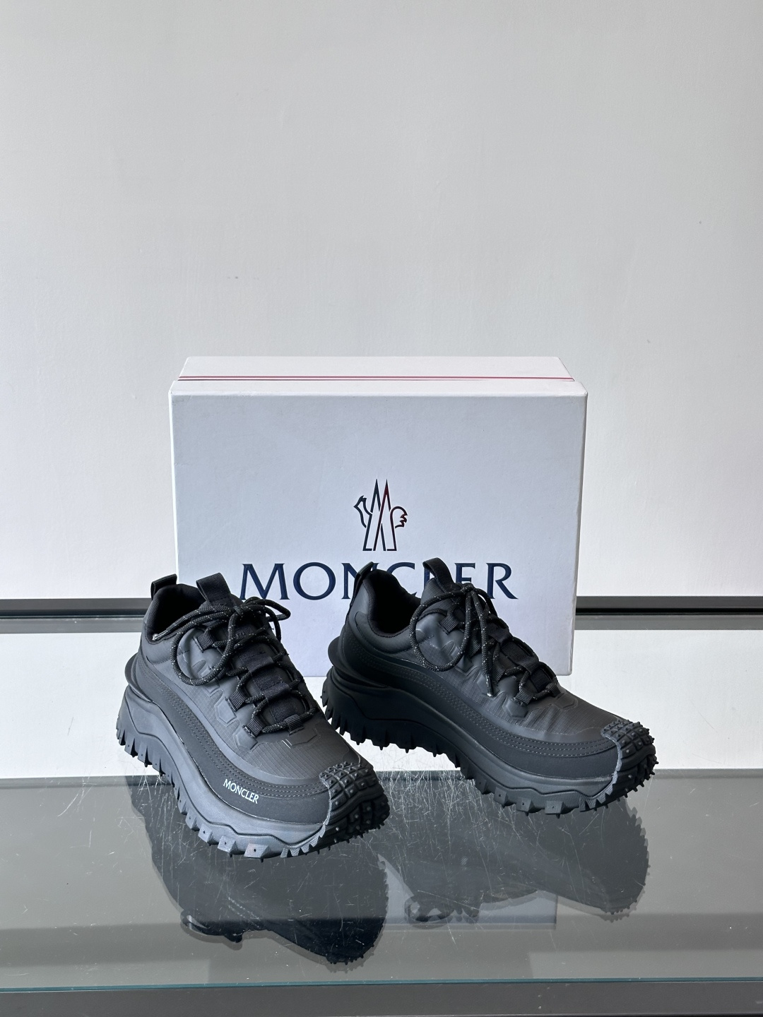 Moncler 蒙口男鞋运动鞋,透气科技布鞋面 + 锯齿纹厚底,鞋身有Moncler logo,鞋底有凸起防滑颗 Moncler 蒙口男鞋运动鞋,透气科技布鞋面 + 锯齿纹厚底,鞋身有Moncler logo,鞋底有凸起防滑颗