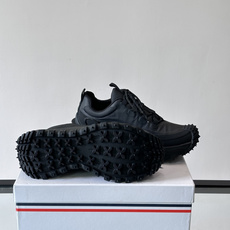 Moncler 蒙口男鞋运动鞋,透气科技布鞋面 + 锯齿纹厚底,鞋身有Moncler logo,鞋底有凸起防滑颗 Moncler 蒙口男鞋运动鞋,透气科技布鞋面 + 锯齿纹厚底,鞋身有Moncler logo,鞋底有凸起防滑颗