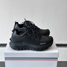 Moncler 蒙口男鞋运动鞋,透气科技布鞋面 + 锯齿纹厚底,鞋身有Moncler logo,鞋底有凸起防滑颗 Moncler 蒙口男鞋运动鞋,透气科技布鞋面 + 锯齿纹厚底,鞋身有Moncler logo,鞋底有凸起防滑颗