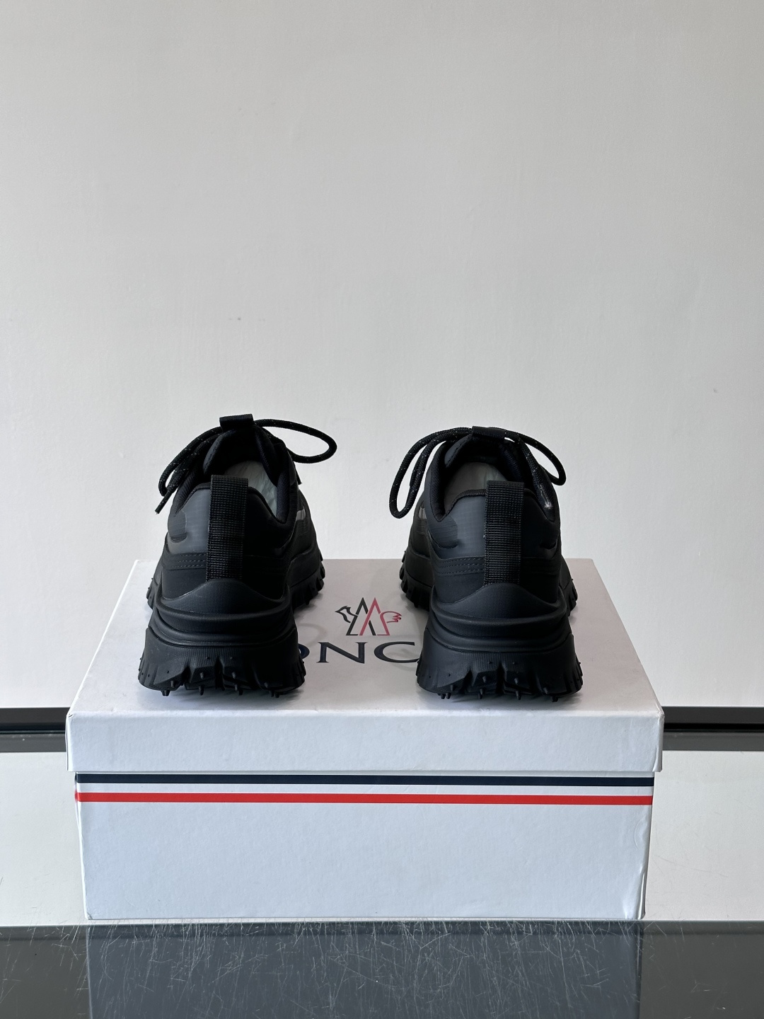Moncler 蒙口男鞋运动鞋,透气科技布鞋面 + 锯齿纹厚底,鞋身有Moncler logo,鞋底有凸起防滑颗 Moncler 蒙口男鞋运动鞋,透气科技布鞋面 + 锯齿纹厚底,鞋身有Moncler logo,鞋底有凸起防滑颗