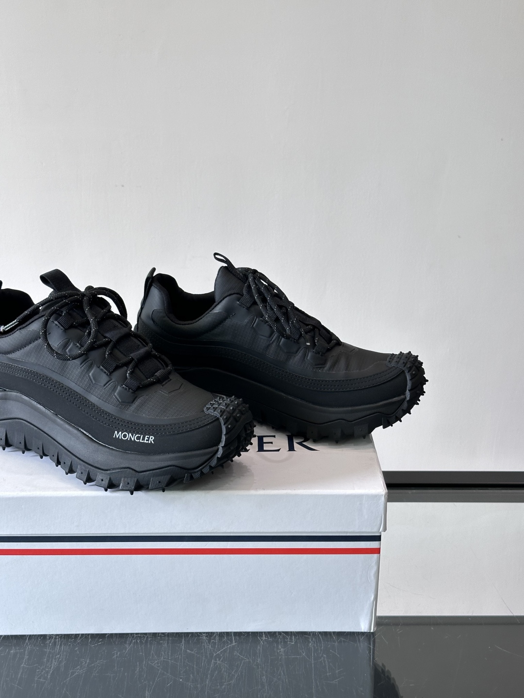 Moncler 蒙口男鞋运动鞋,透气科技布鞋面 + 锯齿纹厚底,鞋身有Moncler logo,鞋底有凸起防滑颗 Moncler 蒙口男鞋运动鞋,透气科技布鞋面 + 锯齿纹厚底,鞋身有Moncler logo,鞋底有凸起防滑颗