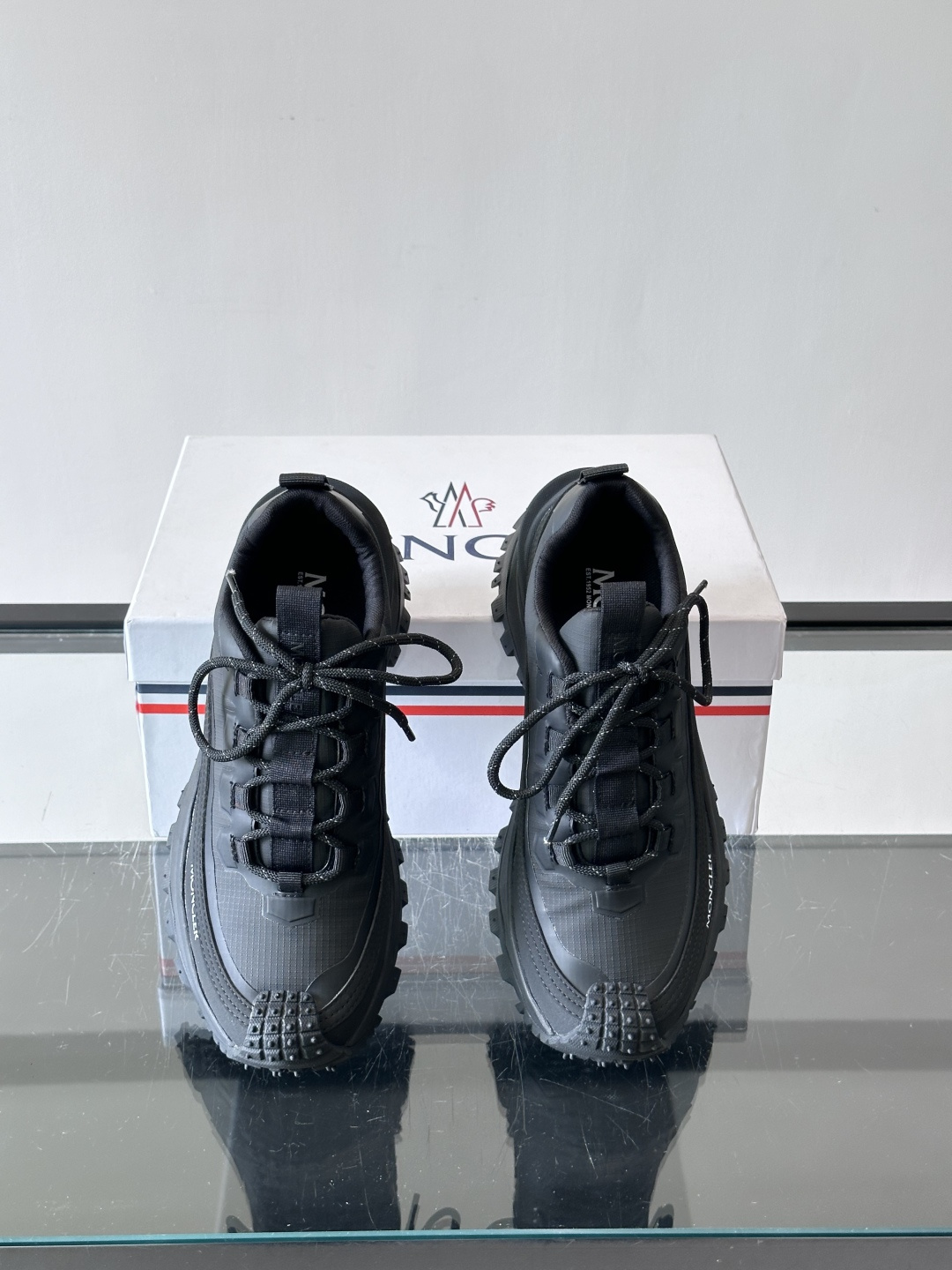 Moncler 蒙口男鞋运动鞋,透气科技布鞋面 + 锯齿纹厚底,鞋身有Moncler logo,鞋底有凸起防滑颗 Moncler 蒙口男鞋运动鞋,透气科技布鞋面 + 锯齿纹厚底,鞋身有Moncler logo,鞋底有凸起防滑颗