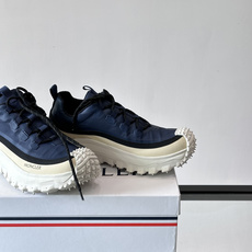 Moncler 蒙口男鞋运动鞋,透气科技布鞋面 + 锯齿纹厚底,鞋身有Moncler logo,鞋底有凸起防滑颗 Moncler 蒙口男鞋运动鞋,透气科技布鞋面 + 锯齿纹厚底,鞋身有Moncler logo,鞋底有凸起防滑颗
