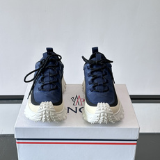 Moncler 蒙口男鞋运动鞋,透气科技布鞋面 + 锯齿纹厚底,鞋身有Moncler logo,鞋底有凸起防滑颗 Moncler 蒙口男鞋运动鞋,透气科技布鞋面 + 锯齿纹厚底,鞋身有Moncler logo,鞋底有凸起防滑颗