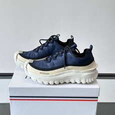Moncler 蒙口男鞋运动鞋,透气科技布鞋面 + 锯齿纹厚底,鞋身有Moncler logo,鞋底有凸起防滑颗 Moncler 蒙口男鞋运动鞋,透气科技布鞋面 + 锯齿纹厚底,鞋身有Moncler logo,鞋底有凸起防滑颗