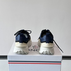 Moncler 蒙口男鞋运动鞋,透气科技布鞋面 + 锯齿纹厚底,鞋身有Moncler logo,鞋底有凸起防滑颗 Moncler 蒙口男鞋运动鞋,透气科技布鞋面 + 锯齿纹厚底,鞋身有Moncler logo,鞋底有凸起防滑颗