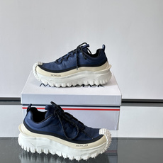Moncler 蒙口男鞋运动鞋,透气科技布鞋面 + 锯齿纹厚底,鞋身有Moncler logo,鞋底有凸起防滑颗 Moncler 蒙口男鞋运动鞋,透气科技布鞋面 + 锯齿纹厚底,鞋身有Moncler logo,鞋底有凸起防滑颗