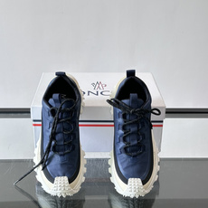 Moncler 蒙口男鞋运动鞋,透气科技布鞋面 + 锯齿纹厚底,鞋身有Moncler logo,鞋底有凸起防滑颗 Moncler 蒙口男鞋运动鞋,透气科技布鞋面 + 锯齿纹厚底,鞋身有Moncler logo,鞋底有凸起防滑颗
