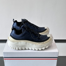 Moncler 蒙口男鞋运动鞋,透气科技布鞋面 + 锯齿纹厚底,鞋身有Moncler logo,鞋底有凸起防滑颗 Moncler 蒙口男鞋运动鞋,透气科技布鞋面 + 锯齿纹厚底,鞋身有Moncler logo,鞋底有凸起防滑颗