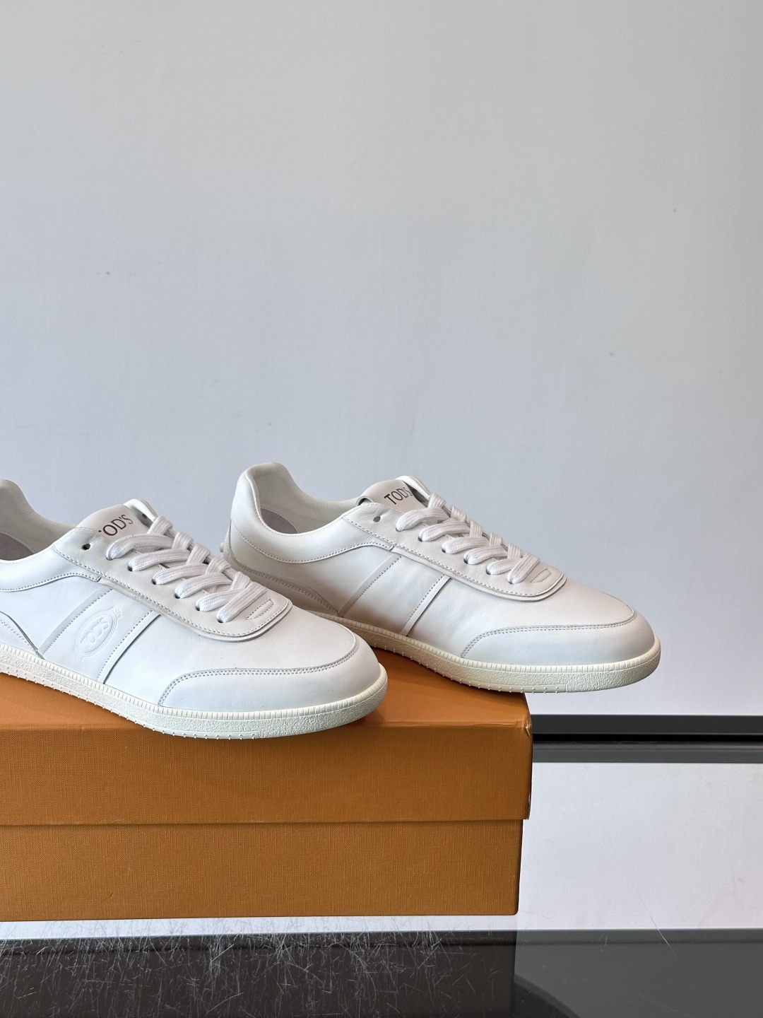 👟TODS男士休闲板鞋,意大利奢侈品牌出品,优质皮革鞋面+透气打孔设计,穿着舒适又实用✨。厚底结构有增高效果,缓震性能好 👟TODS男士休闲板鞋,意大利奢侈品牌出品,优质皮革鞋面+透气打孔设计,穿着舒适又实用✨。厚底结构有增高效果,缓震性能好