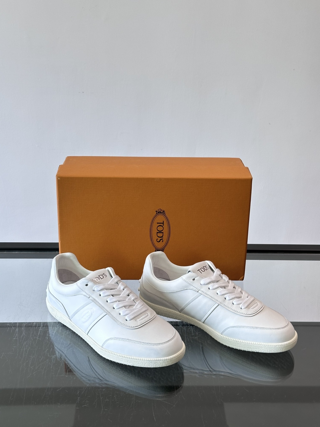 👟TODS男士休闲板鞋,意大利奢侈品牌出品,优质皮革鞋面+透气打孔设计,穿着舒适又实用✨。厚底结构有增高效果,缓震性能好 👟TODS男士休闲板鞋,意大利奢侈品牌出品,优质皮革鞋面+透气打孔设计,穿着舒适又实用✨。厚底结构有增高效果,缓震性能好