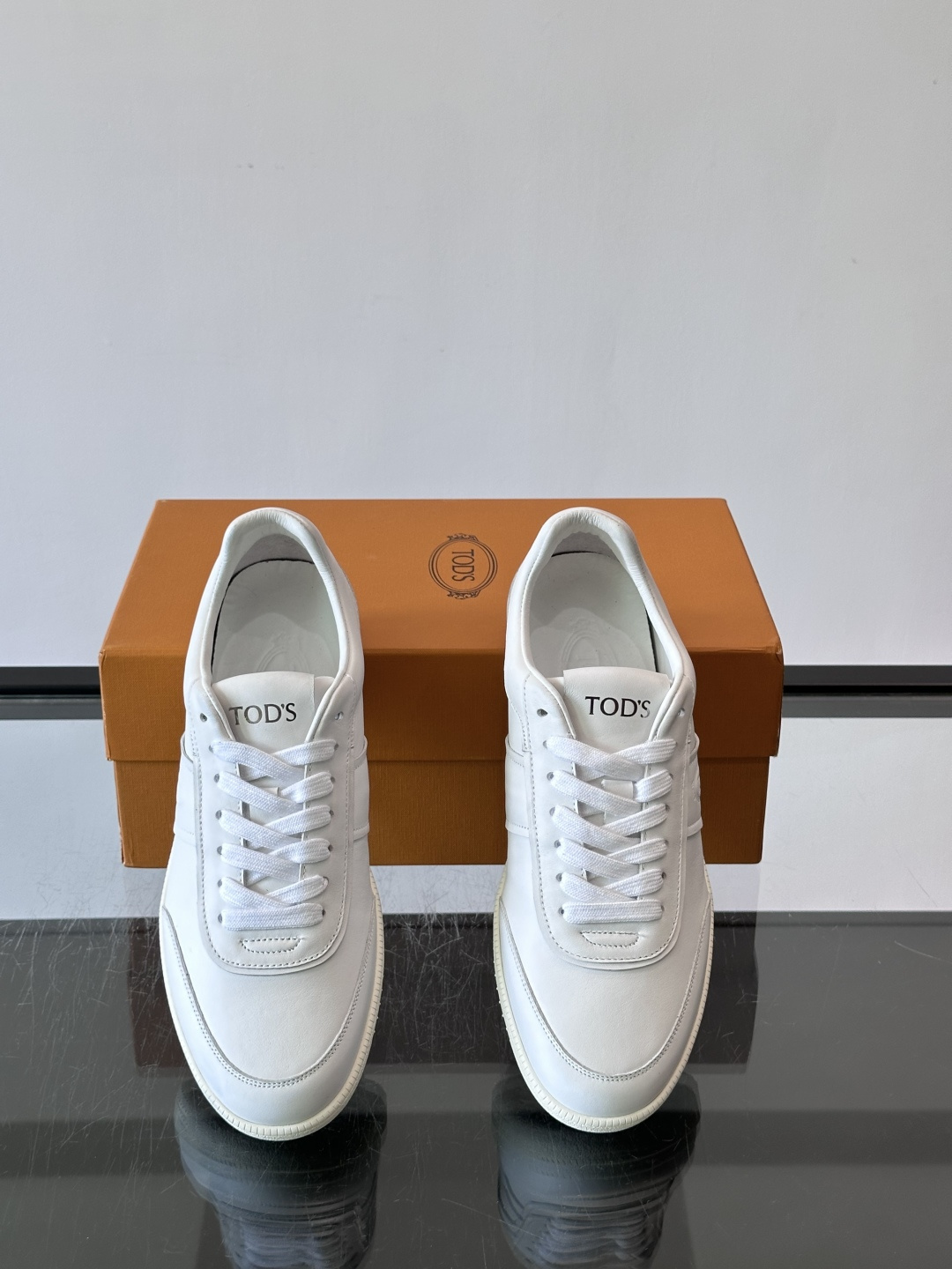 👟TODS男士休闲板鞋,意大利奢侈品牌出品,优质皮革鞋面+透气打孔设计,穿着舒适又实用✨。厚底结构有增高效果,缓震性能好 👟TODS男士休闲板鞋,意大利奢侈品牌出品,优质皮革鞋面+透气打孔设计,穿着舒适又实用✨。厚底结构有增高效果,缓震性能好