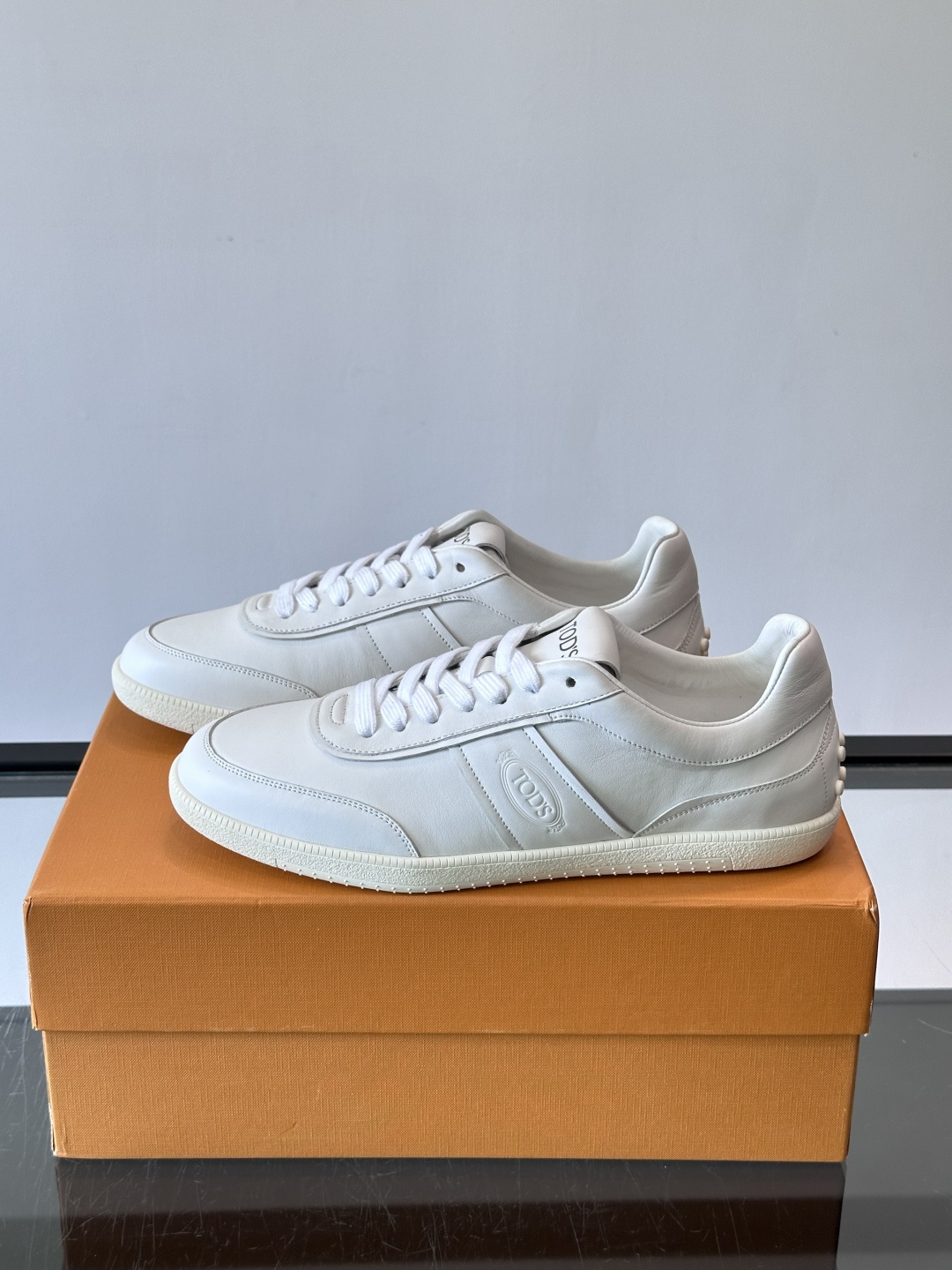 👟TODS男士休闲板鞋,意大利奢侈品牌出品,优质皮革鞋面+透气打孔设计,穿着舒适又实用✨。厚底结构有增高效果,缓震性能好 👟TODS男士休闲板鞋,意大利奢侈品牌出品,优质皮革鞋面+透气打孔设计,穿着舒适又实用✨。厚底结构有增高效果,缓震性能好