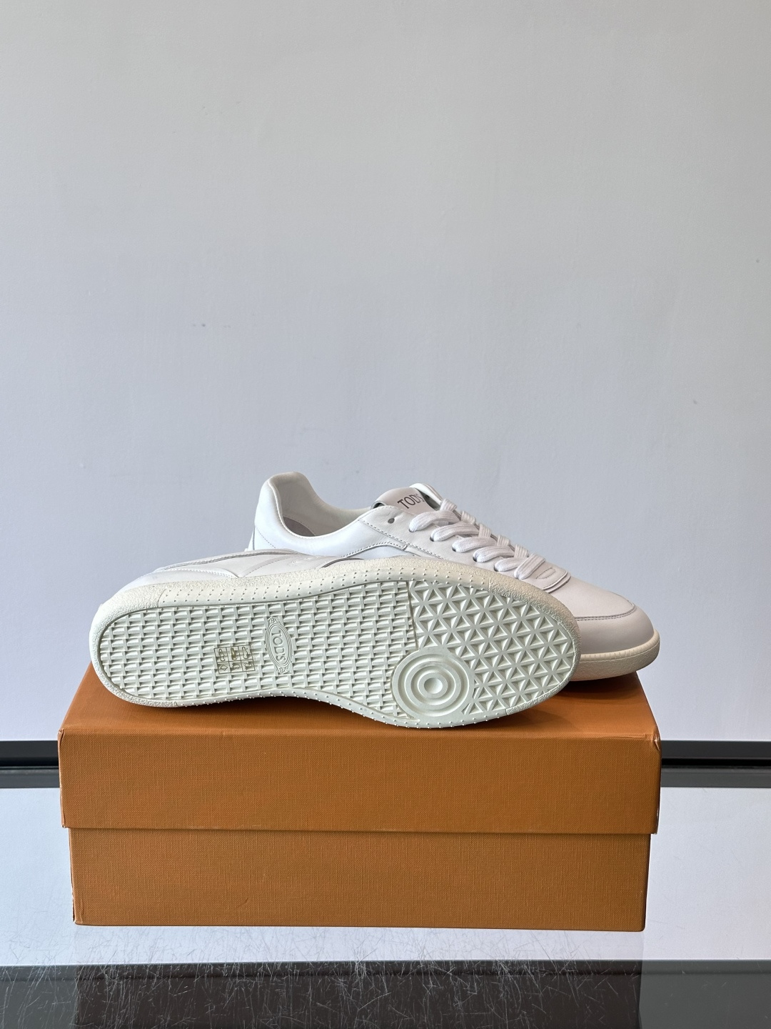 👟TODS男士休闲板鞋,意大利奢侈品牌出品,优质皮革鞋面+透气打孔设计,穿着舒适又实用✨。厚底结构有增高效果,缓震性能好 👟TODS男士休闲板鞋,意大利奢侈品牌出品,优质皮革鞋面+透气打孔设计,穿着舒适又实用✨。厚底结构有增高效果,缓震性能好