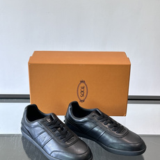 👟TODS男士休闲板鞋,意大利奢侈品牌出品,优质皮革鞋面+透气打孔设计,穿着舒适又实用✨。厚底结构有增高效果,缓震性能好 👟TODS男士休闲板鞋,意大利奢侈品牌出品,优质皮革鞋面+透气打孔设计,穿着舒适又实用✨。厚底结构有增高效果,缓震性能好