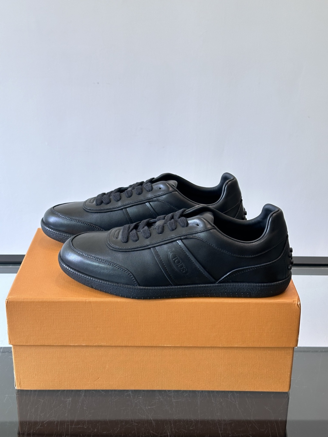 👟TODS男士休闲板鞋,意大利奢侈品牌出品,优质皮革鞋面+透气打孔设计,穿着舒适又实用✨。厚底结构有增高效果,缓震性能好 👟TODS男士休闲板鞋,意大利奢侈品牌出品,优质皮革鞋面+透气打孔设计,穿着舒适又实用✨。厚底结构有增高效果,缓震性能好