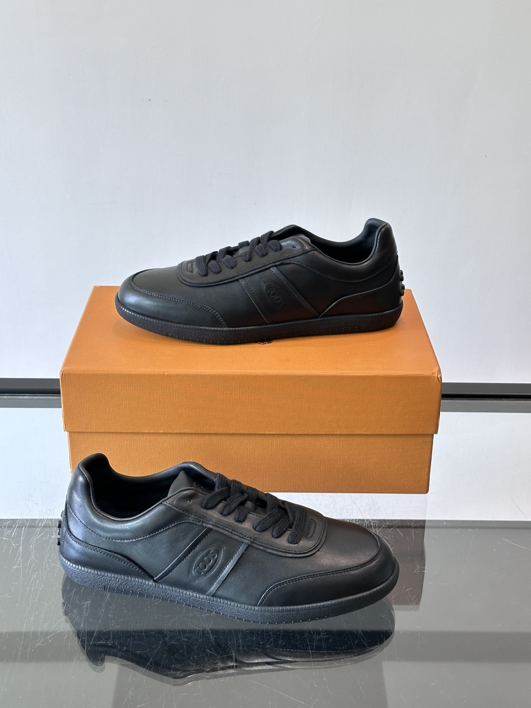 👟TODS男士休闲板鞋,意大利奢侈品牌出品,优质皮革鞋面+透气打孔设计,穿着舒适又实用✨。厚底结构有增高效果,缓震性能好 👟TODS男士休闲板鞋,意大利奢侈品牌出品,优质皮革鞋面+透气打孔设计,穿着舒适又实用✨。厚底结构有增高效果,缓震性能好