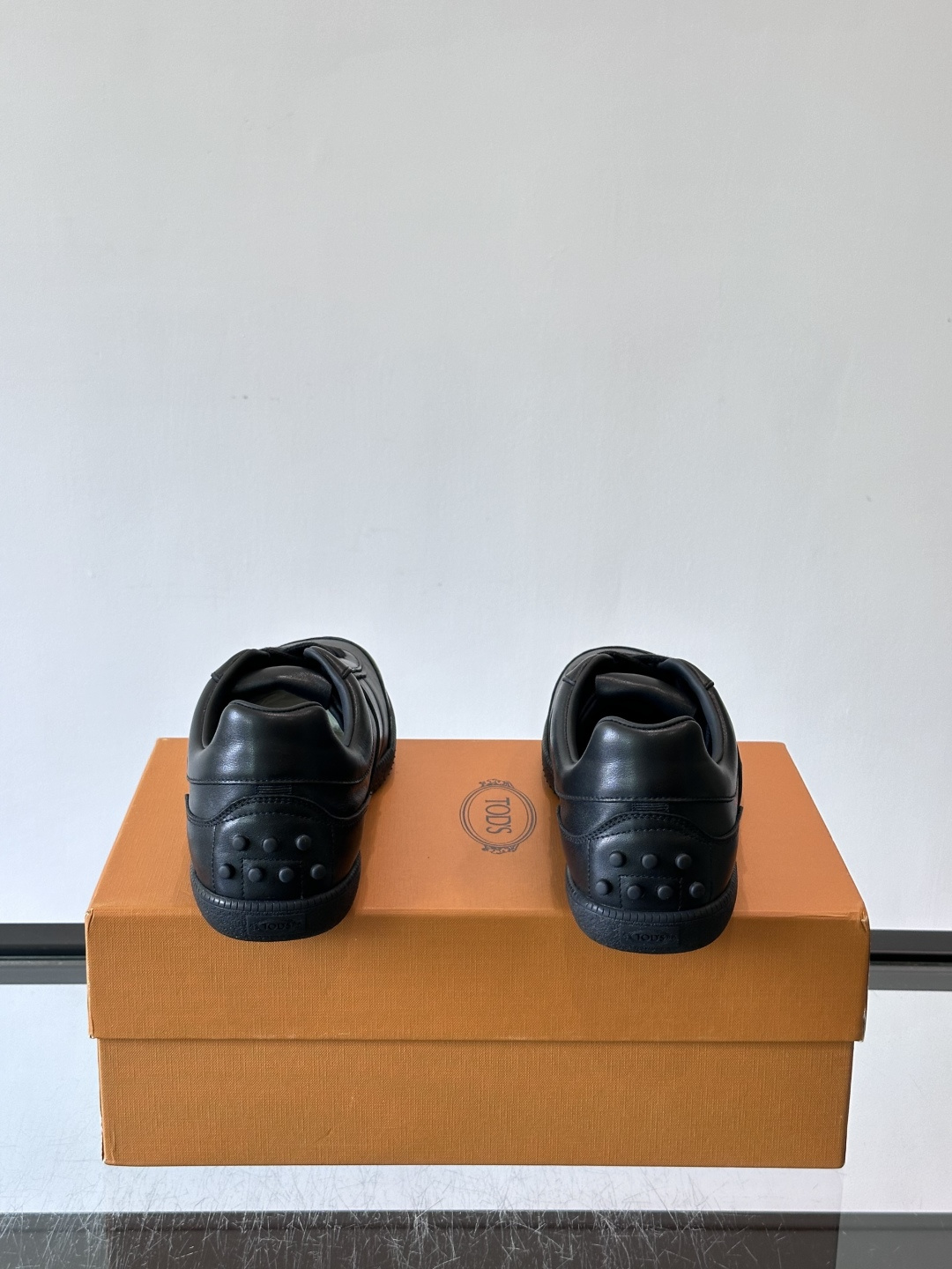 👟TODS男士休闲板鞋,意大利奢侈品牌出品,优质皮革鞋面+透气打孔设计,穿着舒适又实用✨。厚底结构有增高效果,缓震性能好 👟TODS男士休闲板鞋,意大利奢侈品牌出品,优质皮革鞋面+透气打孔设计,穿着舒适又实用✨。厚底结构有增高效果,缓震性能好