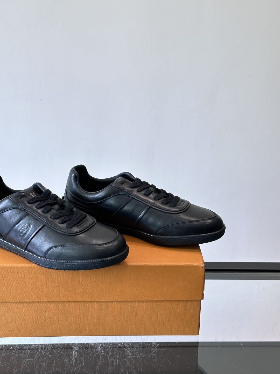 👟TODS男士休闲板鞋,意大利奢侈品牌出品,优质皮革鞋面+透气打孔设计,穿着舒适又实用✨。厚底结构有增高效果,缓震性能好 👟TODS男士休闲板鞋,意大利奢侈品牌出品,优质皮革鞋面+透气打孔设计,穿着舒适又实用✨。厚底结构有增高效果,缓震性能好