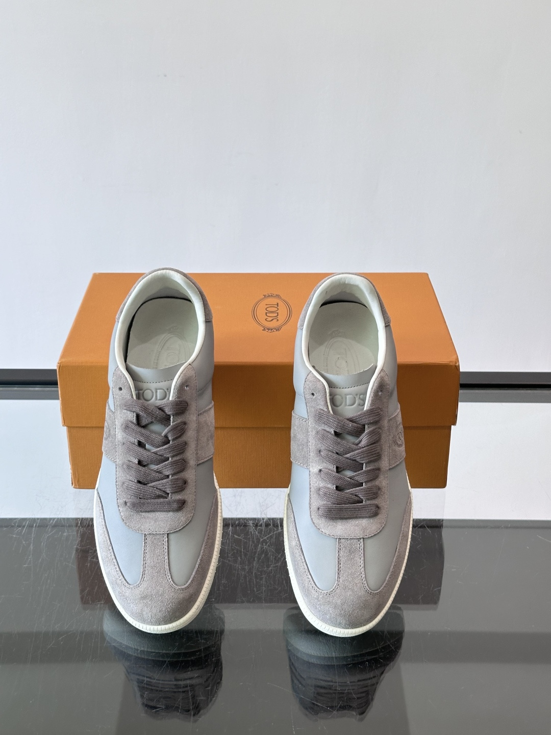 TODS男士德训鞋 👞经典德训鞋系列,麂皮鞋面柔软细腻,搭配标志性橡胶鞋底,舒适又耐用✨。EVA中底轻便缓震,长时 TODS男士德训鞋 👞经典德训鞋系列,麂皮鞋面柔软细腻,搭配标志性橡胶鞋底,舒适又耐用✨。EVA中底轻便缓震,长时