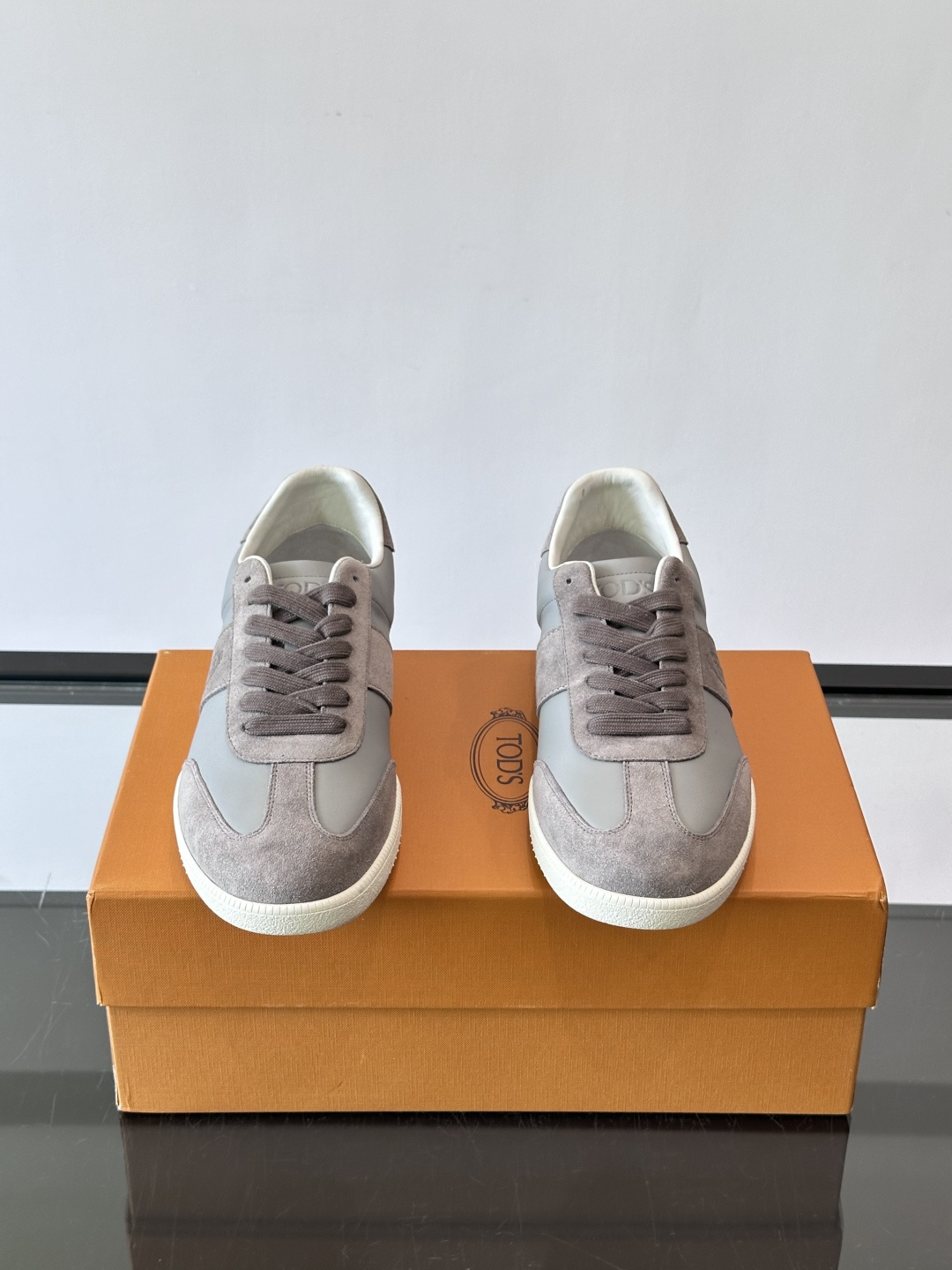 TODS男士德训鞋 👞经典德训鞋系列,麂皮鞋面柔软细腻,搭配标志性橡胶鞋底,舒适又耐用✨。EVA中底轻便缓震,长时 TODS男士德训鞋 👞经典德训鞋系列,麂皮鞋面柔软细腻,搭配标志性橡胶鞋底,舒适又耐用✨。EVA中底轻便缓震,长时