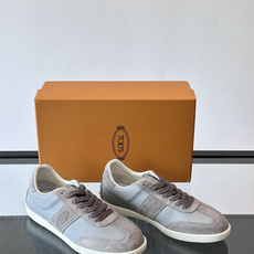 TODS男士德训鞋 👞经典德训鞋系列,麂皮鞋面柔软细腻,搭配标志性橡胶鞋底,舒适又耐用✨。EVA中底轻便缓震,长时 TODS男士德训鞋 👞经典德训鞋系列,麂皮鞋面柔软细腻,搭配标志性橡胶鞋底,舒适又耐用✨。EVA中底轻便缓震,长时