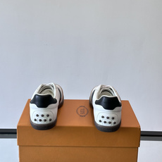 TODS男士德训鞋 👞经典德训鞋系列,麂皮鞋面柔软细腻,搭配标志性橡胶鞋底,舒适又耐用✨。EVA中底轻便缓震,长时 TODS男士德训鞋 👞经典德训鞋系列,麂皮鞋面柔软细腻,搭配标志性橡胶鞋底,舒适又耐用✨。EVA中底轻便缓震,长时