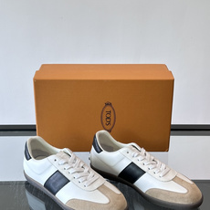 TODS男士德训鞋 👞经典德训鞋系列,麂皮鞋面柔软细腻,搭配标志性橡胶鞋底,舒适又耐用✨。EVA中底轻便缓震,长时 TODS男士德训鞋 👞经典德训鞋系列,麂皮鞋面柔软细腻,搭配标志性橡胶鞋底,舒适又耐用✨。EVA中底轻便缓震,长时