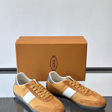 TODS男士德训鞋 👞经典德训鞋系列,麂皮鞋面柔软细腻,搭配标志性橡胶鞋底,舒适又耐用✨。EVA中底轻便缓震,长时 TODS男士德训鞋 👞经典德训鞋系列,麂皮鞋面柔软细腻,搭配标志性橡胶鞋底,舒适又耐用✨。EVA中底轻便缓震,长时