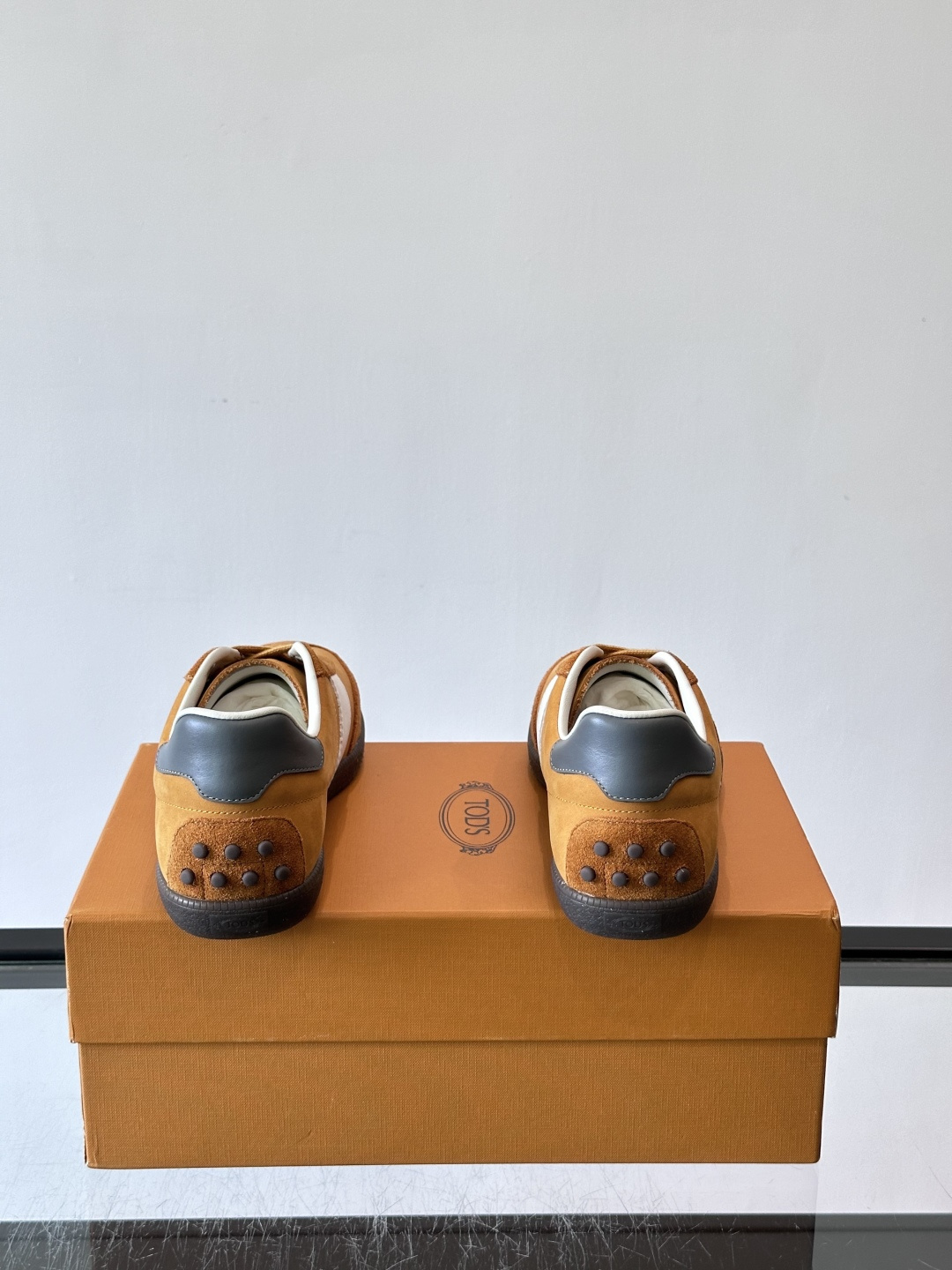 TODS男士德训鞋 👞经典德训鞋系列,麂皮鞋面柔软细腻,搭配标志性橡胶鞋底,舒适又耐用✨。EVA中底轻便缓震,长时 TODS男士德训鞋 👞经典德训鞋系列,麂皮鞋面柔软细腻,搭配标志性橡胶鞋底,舒适又耐用✨。EVA中底轻便缓震,长时