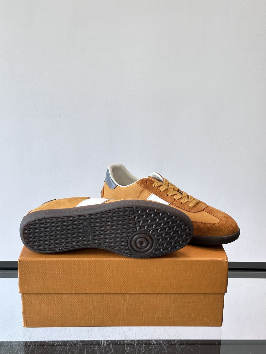 TODS男士德训鞋 👞经典德训鞋系列,麂皮鞋面柔软细腻,搭配标志性橡胶鞋底,舒适又耐用✨。EVA中底轻便缓震,长时 TODS男士德训鞋 👞经典德训鞋系列,麂皮鞋面柔软细腻,搭配标志性橡胶鞋底,舒适又耐用✨。EVA中底轻便缓震,长时