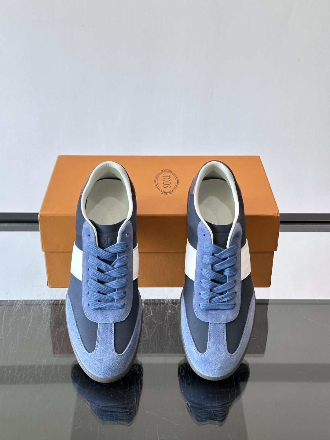 TODS男士德训鞋 👞经典德训鞋系列,麂皮鞋面柔软细腻,搭配标志性橡胶鞋底,舒适又耐用✨。EVA中底轻便缓震,长时 TODS男士德训鞋 👞经典德训鞋系列,麂皮鞋面柔软细腻,搭配标志性橡胶鞋底,舒适又耐用✨。EVA中底轻便缓震,长时