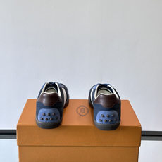 TODS男士德训鞋 👞经典德训鞋系列,麂皮鞋面柔软细腻,搭配标志性橡胶鞋底,舒适又耐用✨。EVA中底轻便缓震,长时 TODS男士德训鞋 👞经典德训鞋系列,麂皮鞋面柔软细腻,搭配标志性橡胶鞋底,舒适又耐用✨。EVA中底轻便缓震,长时