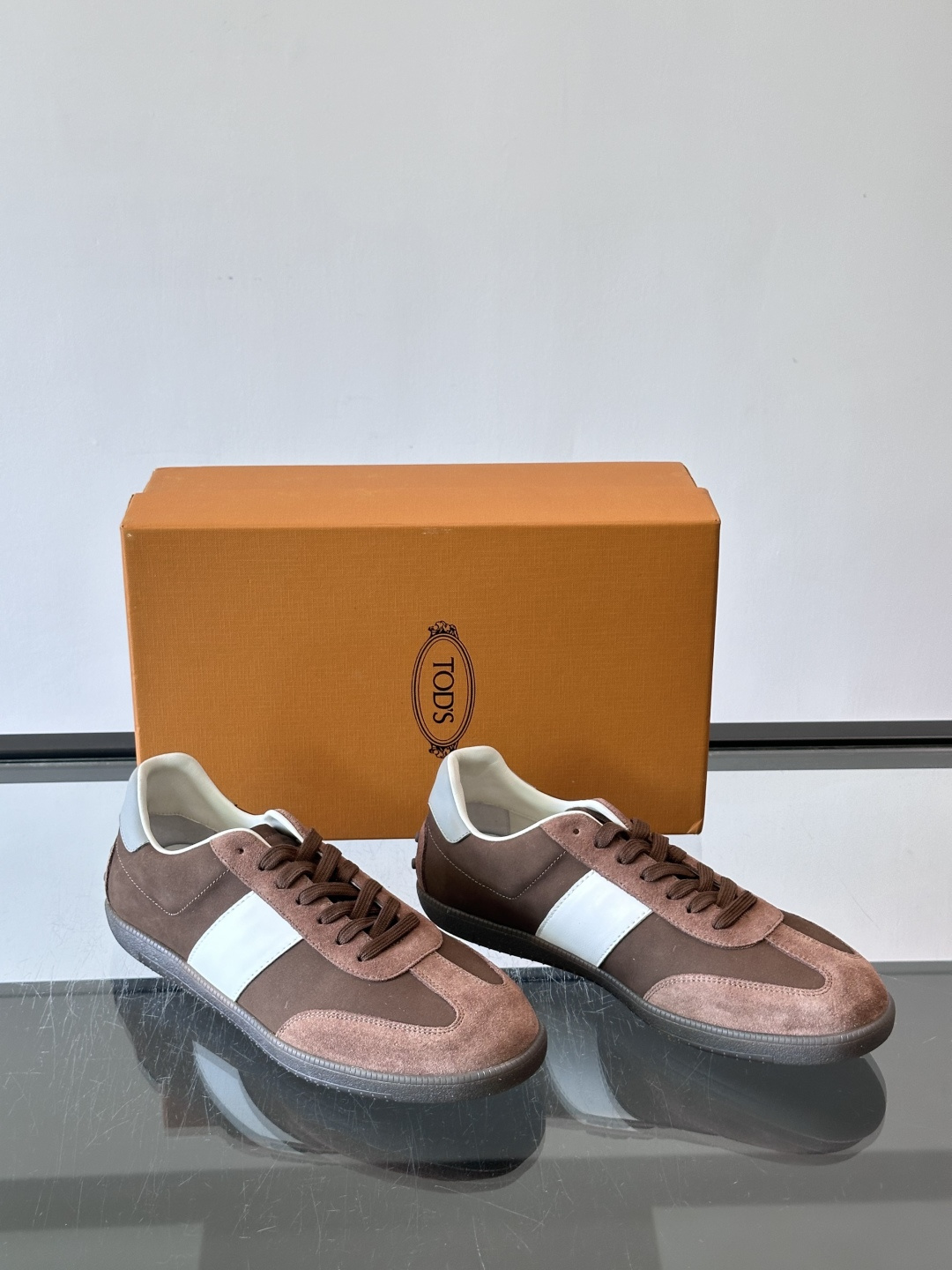 TODS男士德训鞋 👞经典德训鞋系列,麂皮鞋面柔软细腻,搭配标志性橡胶鞋底,舒适又耐用✨。EVA中底轻便缓震,长时 TODS男士德训鞋 👞经典德训鞋系列,麂皮鞋面柔软细腻,搭配标志性橡胶鞋底,舒适又耐用✨。EVA中底轻便缓震,长时