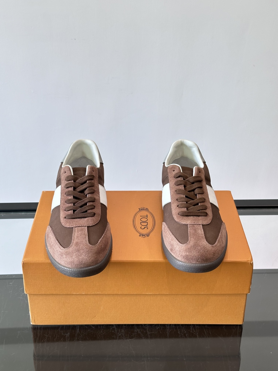 TODS男士德训鞋 👞经典德训鞋系列,麂皮鞋面柔软细腻,搭配标志性橡胶鞋底,舒适又耐用✨。EVA中底轻便缓震,长时 TODS男士德训鞋 👞经典德训鞋系列,麂皮鞋面柔软细腻,搭配标志性橡胶鞋底,舒适又耐用✨。EVA中底轻便缓震,长时
