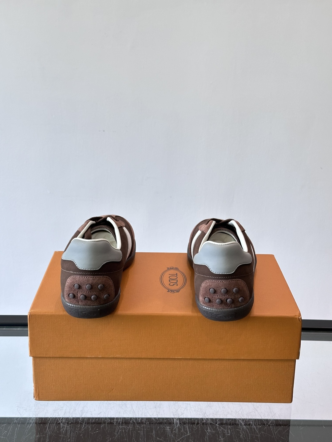 TODS男士德训鞋 👞经典德训鞋系列,麂皮鞋面柔软细腻,搭配标志性橡胶鞋底,舒适又耐用✨。EVA中底轻便缓震,长时 TODS男士德训鞋 👞经典德训鞋系列,麂皮鞋面柔软细腻,搭配标志性橡胶鞋底,舒适又耐用✨。EVA中底轻便缓震,长时