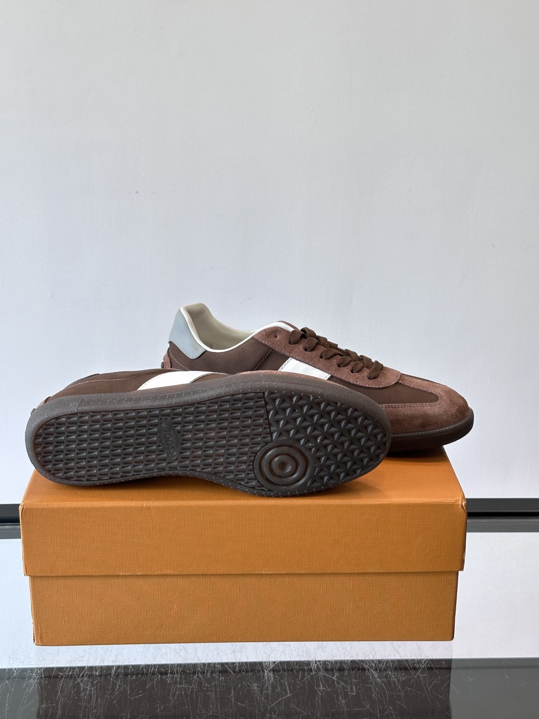 TODS男士德训鞋 👞经典德训鞋系列,麂皮鞋面柔软细腻,搭配标志性橡胶鞋底,舒适又耐用✨。EVA中底轻便缓震,长时 TODS男士德训鞋 👞经典德训鞋系列,麂皮鞋面柔软细腻,搭配标志性橡胶鞋底,舒适又耐用✨。EVA中底轻便缓震,长时
