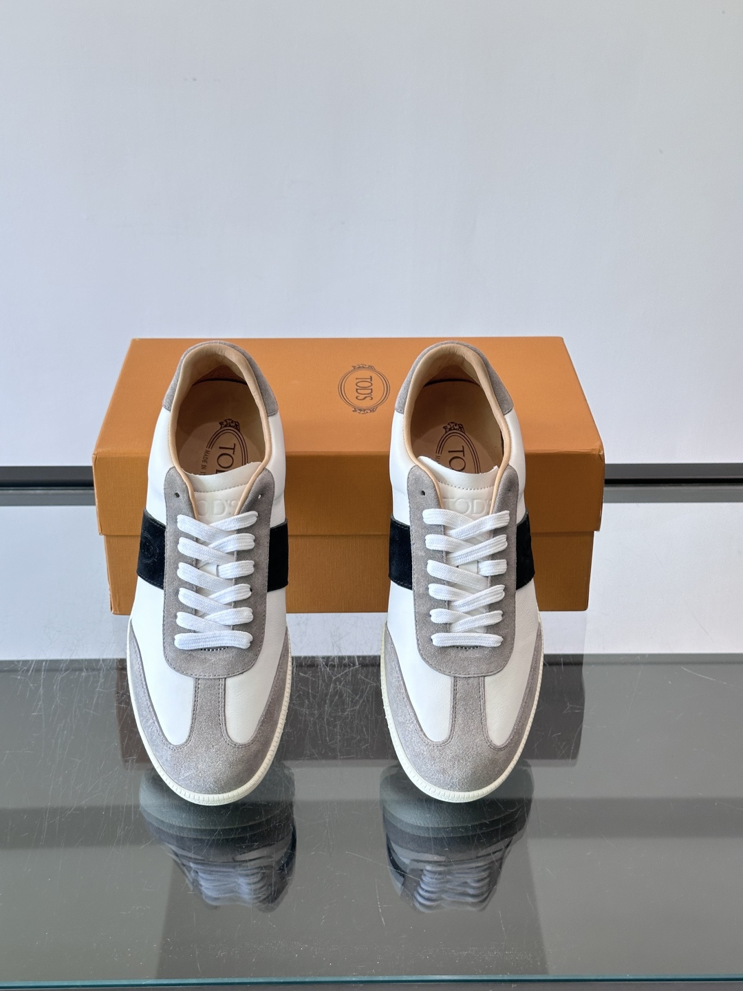 TODS男士德训鞋 👞经典德训鞋系列,麂皮鞋面柔软细腻,搭配标志性橡胶鞋底,舒适又耐用✨。EVA中底轻便缓震,长时 TODS男士德训鞋 👞经典德训鞋系列,麂皮鞋面柔软细腻,搭配标志性橡胶鞋底,舒适又耐用✨。EVA中底轻便缓震,长时