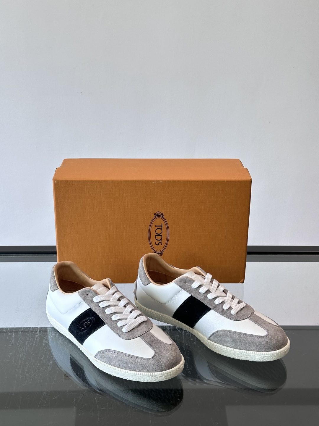 TODS男士德训鞋 👞经典德训鞋系列,麂皮鞋面柔软细腻,搭配标志性橡胶鞋底,舒适又耐用✨。EVA中底轻便缓震,长时 TODS男士德训鞋 👞经典德训鞋系列,麂皮鞋面柔软细腻,搭配标志性橡胶鞋底,舒适又耐用✨。EVA中底轻便缓震,长时