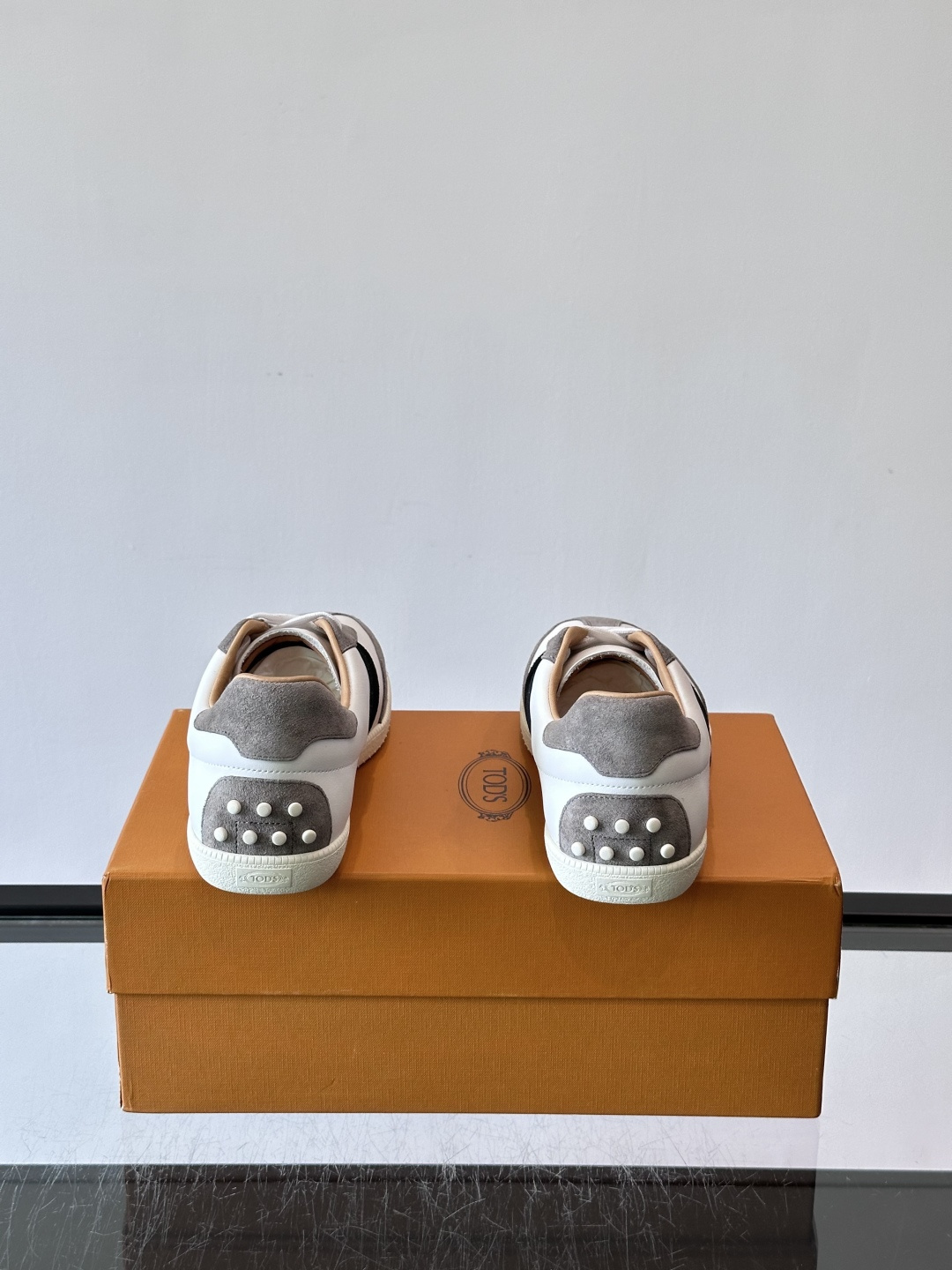 TODS男士德训鞋 👞经典德训鞋系列,麂皮鞋面柔软细腻,搭配标志性橡胶鞋底,舒适又耐用✨。EVA中底轻便缓震,长时 TODS男士德训鞋 👞经典德训鞋系列,麂皮鞋面柔软细腻,搭配标志性橡胶鞋底,舒适又耐用✨。EVA中底轻便缓震,长时
