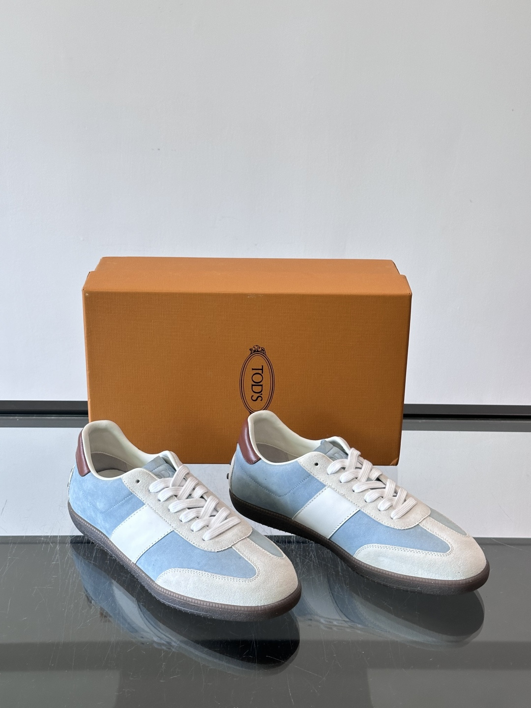 TODS男士德训鞋 👞经典德训鞋系列,麂皮鞋面柔软细腻,搭配标志性橡胶鞋底,舒适又耐用✨。EVA中底轻便缓震,长时 TODS男士德训鞋 👞经典德训鞋系列,麂皮鞋面柔软细腻,搭配标志性橡胶鞋底,舒适又耐用✨。EVA中底轻便缓震,长时